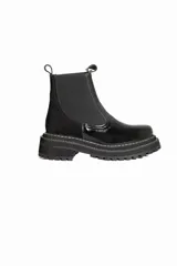 Bota Chelsea color marrón claro de cuero con elástico negro en los laterales y suela track.