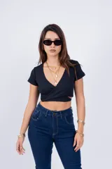 Remera corta color beige con escote en V y nudo frontal.