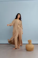 Túnica celeste de lino con bordados en el frente y mangas largas.