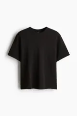 Remera negra de algodón pesado con textura waffle, cuello redondo ribeteado acanalado y corte estándar.