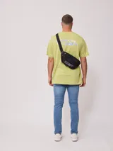 Riñonera negra marca Rusty con logo blanco estampado en el frente.