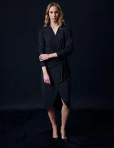 Vestido midi azul marino de lycra con cuello con solapa, escote en V cruzado y lazo de ajuste en la cintura.
