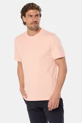 Remera celeste de manga corta con cuello redondo y bordado pequeño en el pecho. Corte clásico.