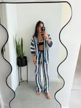 Conjunto tejido a crochet con rayas verticales azules y blancas. Incluye camisa de mangas 3/4 con botones y pantalón palazzo.