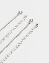 Set de dos collares plateados con dije de oso y corazón de cristal.