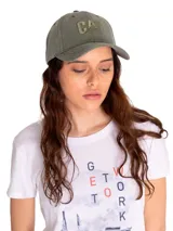 Gorra verde oliva con logo de Caterpillar bordado en el frente. Cuenta con visera curva y correa trasera ajustable con hebilla metálica.