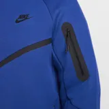 Campera con capucha Nike Tech Fleece color azul con detalles en negro. Cierre frontal completo, bolsillos laterales con cierre y logo de Nike bordado en el pecho.