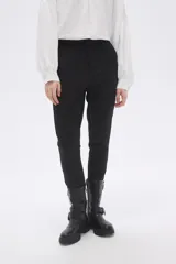 Pantalón negro de vestir, corte slim fit y largo al tobillo.