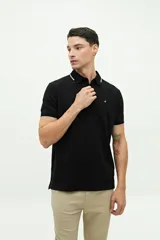 Remera polo verde militar con textura, corte regular, cuello clásico con detalles en azul marino y logo estampado en el pecho.