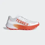 Championes de trail running Adidas Terrex Agravic 3 en color blanco con detalles en naranja. Presentan una mediasuela Lightstrike para amortiguación dinámica, suela de caucho Continental™ con perfil dentado para tracción en senderos y exterior textil transpirable con refuerzos sintéticos resistentes a la abrasión.