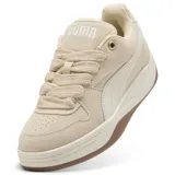 Championes Puma Park Luna SD color arena, de estilo retro con detalles en blanco y suela de goma marrón.