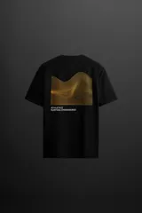 Camiseta negra de algodón con calce relaxed fit, cuello redondo y manga corta. Estampado pequeño en el pecho con la silueta de una quilla de tabla de surf color naranja.