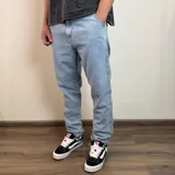 Pantalón de jean celeste de corte recto.