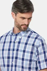 Camisa de manga corta con estampado a cuadros en tonos azul, rosa y blanco.