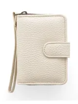 Billetera de cuero vacuno color tostado, de formato doble y compacto, con cierre metálico y manija muñequera de cuero. Posee múltiples ranuras para tarjetas y bolsillo monedero con cierre.