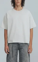 Remera color gris claro de manga corta y cuello redondo, corte boxy fit, confeccionada en algodón.