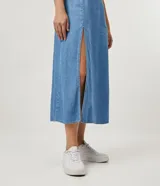 Vestido midi de jean celeste con escote en V, mangas cortas abullonadas, botones forrados en el frente, abertura frontal y corte en la cintura.