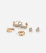 Set de tres pares de aros dorados: dos pares de aros tipo argolla de diferentes tamaños y un par de aros tipo botón con superficie texturizada.