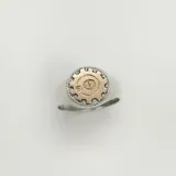 Anillo de plata 925 con aplique de oro 9k, con el símbolo de ingeniería en el centro.