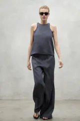 Camisa sin mangas color gris, confeccionada en 80% lino y 20% lino reciclado, con cuello redondo y corte recto.