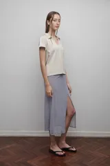 Falda midi gris de microtul con tajo lateral y lazos ajustables.