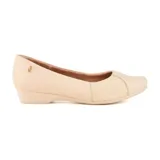 Zapato casual Usaflex de cuero color beige, con puntera redondeada y detalle de elástico en los laterales. Diseño de la línea Care Juanetes, con tecnología para el cuidado de los pies.