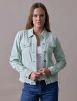 Campera de jean blanca, marca Baccini, con cuello solapa, bolsillos delanteros, abertura central con botones metálicos y terminación desflecada en el ruedo.