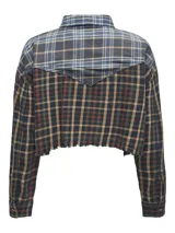 Camisa corta a cuadros con hombros caídos, cuello clásico, cierre de botones, puños abotonados, bolsillo en el pecho y bajo desflecado.