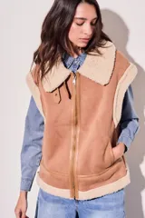 Chaleco oversize color camel, confeccionado en cuero vegano con forro suave.