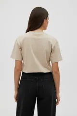 Remera de algodón blanca, corte holgado, con cuello redondo y manga corta. Estampado frontal con texto en color bordó: "I HATE YOU (FLIRTING)".