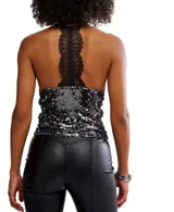 Top halter de lentejuelas negras y plateadas con borde de encaje negro en el escote. Presenta espalda tipo racerback cubierta de encaje.