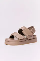 Sandalias bajas de cuero con plataforma, base color suela, plantilla azul y tiras de cuero en color beige, blanco y azul.