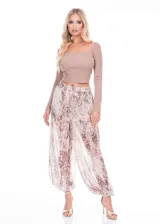 Pantalón tipo babucha con estampado animal print en tonos cálidos, cintura semi elastizada y forro interno.