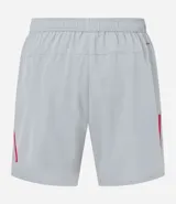 Bermuda deportiva negra sin estampado, con cintura elástica ajustable con cordón, y bolsillo lateral con cierre de cremallera contrastante.