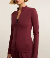 Campera deportiva negra confeccionada en poliamida y elastano, con cuello alto, cierre delantero por cremallera y bolsillos laterales.