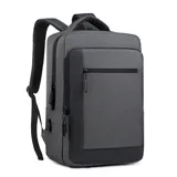 Mochila gris con detalles en negro, doble bolsillo frontal con cierre, bolsillos laterales, cargador USB integrado, compartimento para laptop y asa de mano.