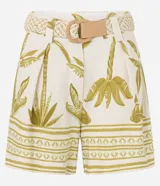 Short de cintura alta confeccionado en viscolino con estampado de cocoteros y elementos étnicos. Incluye cinturón de rafia artificial con hebilla de argollas.
