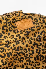 Bolso tipo tote bag con estampado animal print de leopardo en tonos marrones y negros.