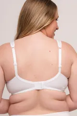 Soutien reductor sin aro, color blanco con detalle de puntilla celeste en la copa. Escote alto, breteles anchos regulables y broches reforzados en la espalda.