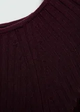 Vestido midi negro de tejido de punto de canalé, con cuello barco, abertura lateral, cinturón desmontable y diseño entallado.
