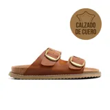 Sandalias bajas de cuero color marrón con dos tiras anchas sobre el empeine, hebillas metálicas y plantilla de corcho.