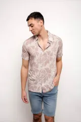 Camisa de manga corta con estampado de hojas color beige.