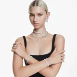 Pulsera de baño de rodio con dos hileras de Swarovski Zirconia transparentes y perlas de cristal colgantes.