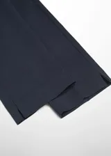 Pantalón de vestir azul marino, de corte skinny, con cierre lateral en el tobillo.