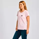 Remera rosa de algodón con cuello redondo y mangas cortas. Logo de CAT estampado en el pecho.