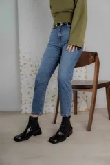 Botas Chelsea de cuero color marrón con elástico lateral negro, puntera metálica cuadrada y suela track.