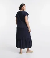 Vestido midi azul marino de media malla de algodón, con bordado Richelieu en el busto, mangas cortas con volados y bajo fruncido con volado.
