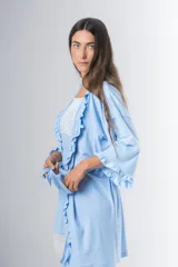 Bata kimono gris claro de algodón con volados en mangas y ruedo. Tiene mangas al codo y lazo de algodón para ajustar en la cintura.