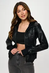 Campera marrón de cuero sintético con capucha desmontable, cierre frontal con cremallera y broches, bolsillos con solapa y puños tejidos.