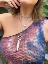 Collar con cadena de acero quirúrgico plateado, herrajes en níquel y dije de cuerno de guampa color hueso engarzado en alpaca.